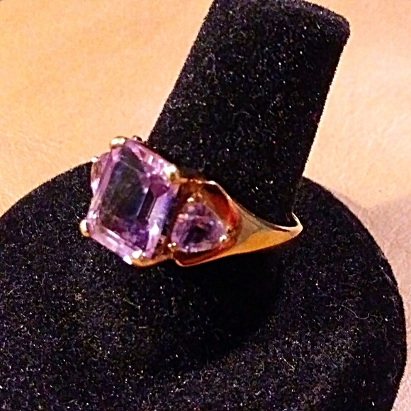 10k gold three amethyst ring, size 7.25 - Picture 2 of 9